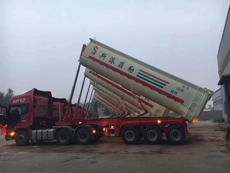 罐车后翻