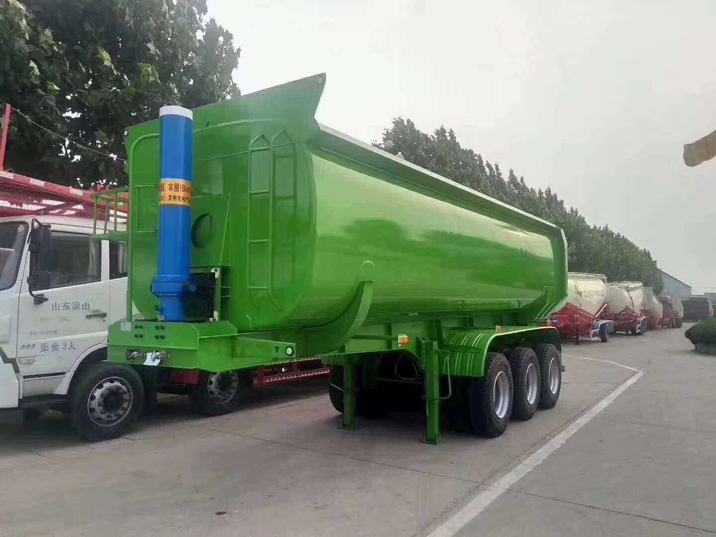 罐车后翻