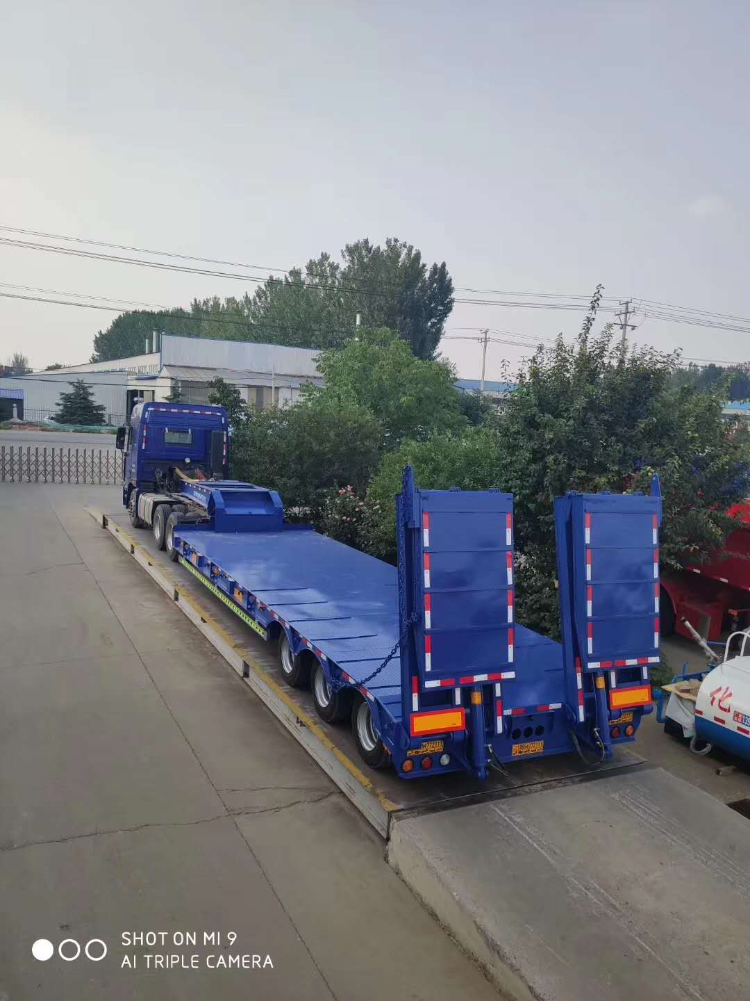 自动爬梯运输车